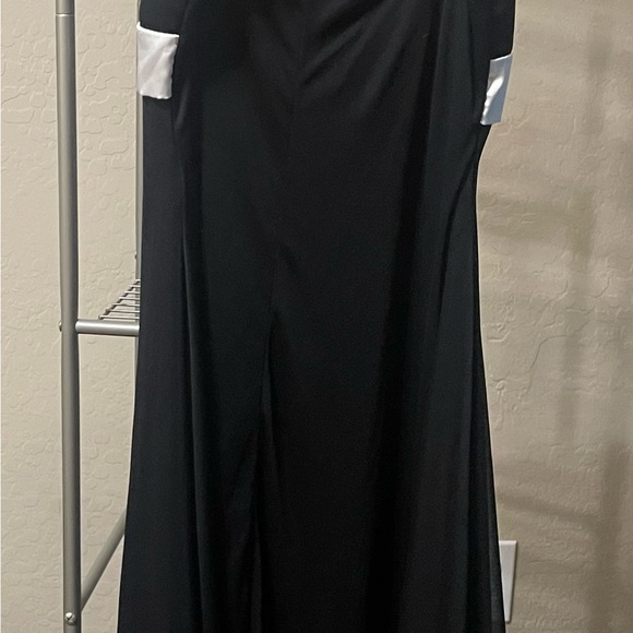 Beautiful Black Dress with White Bow - Picture 3 of 4